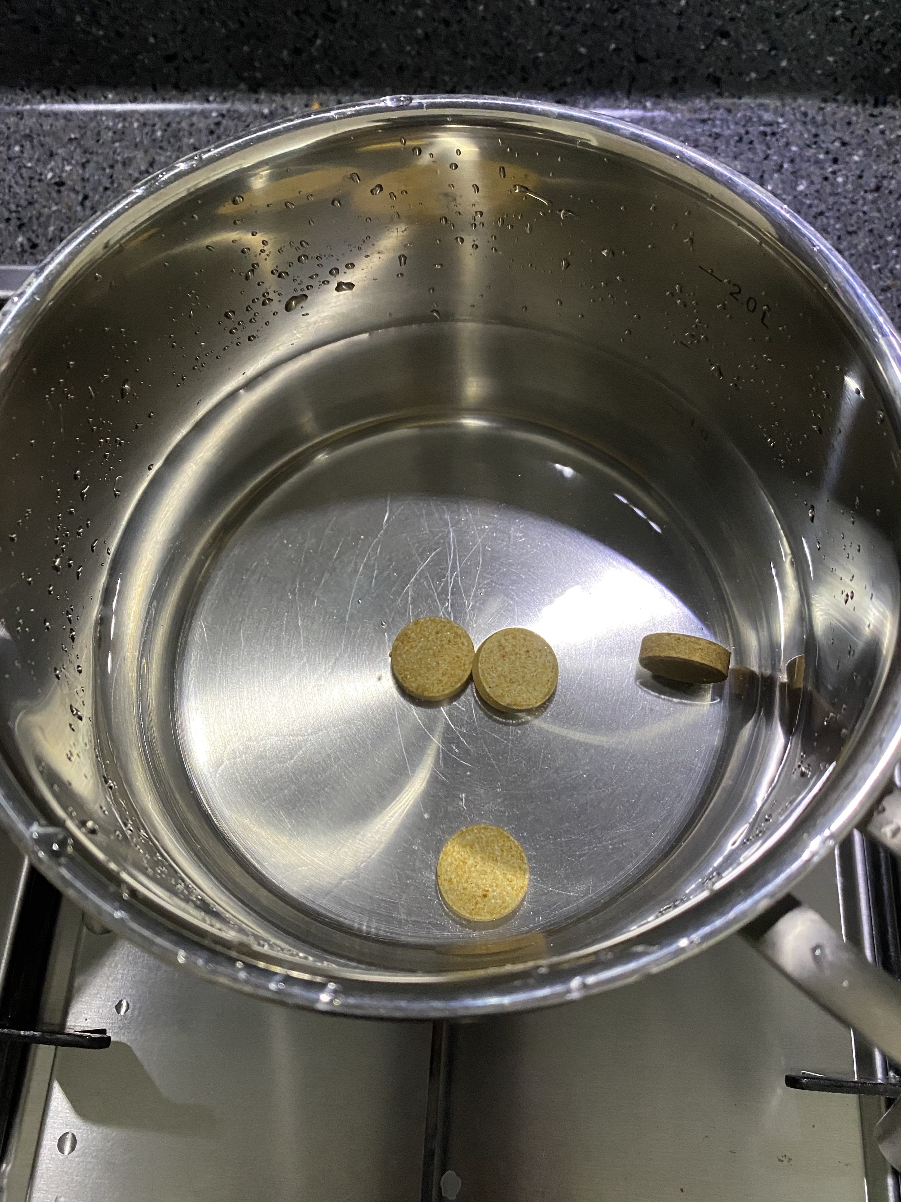 냄비에 물을 채운후 간편육수 4알 넣은 모습