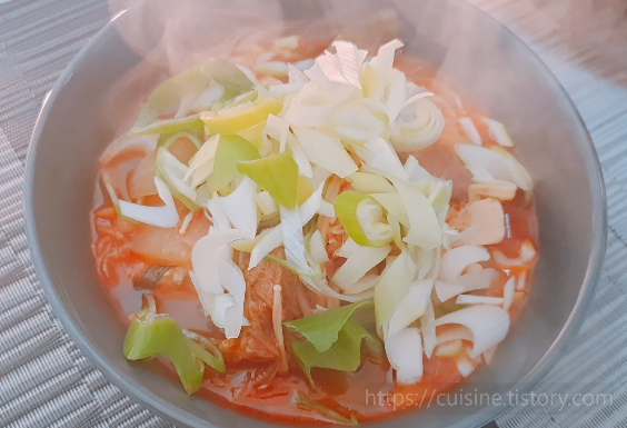 김치찌개 맛있게 끓이는법, 완성 후 그릇으로 옮기며 다진파를 올리고 그 위에 국물을 부어 파 향을 녹여낸다