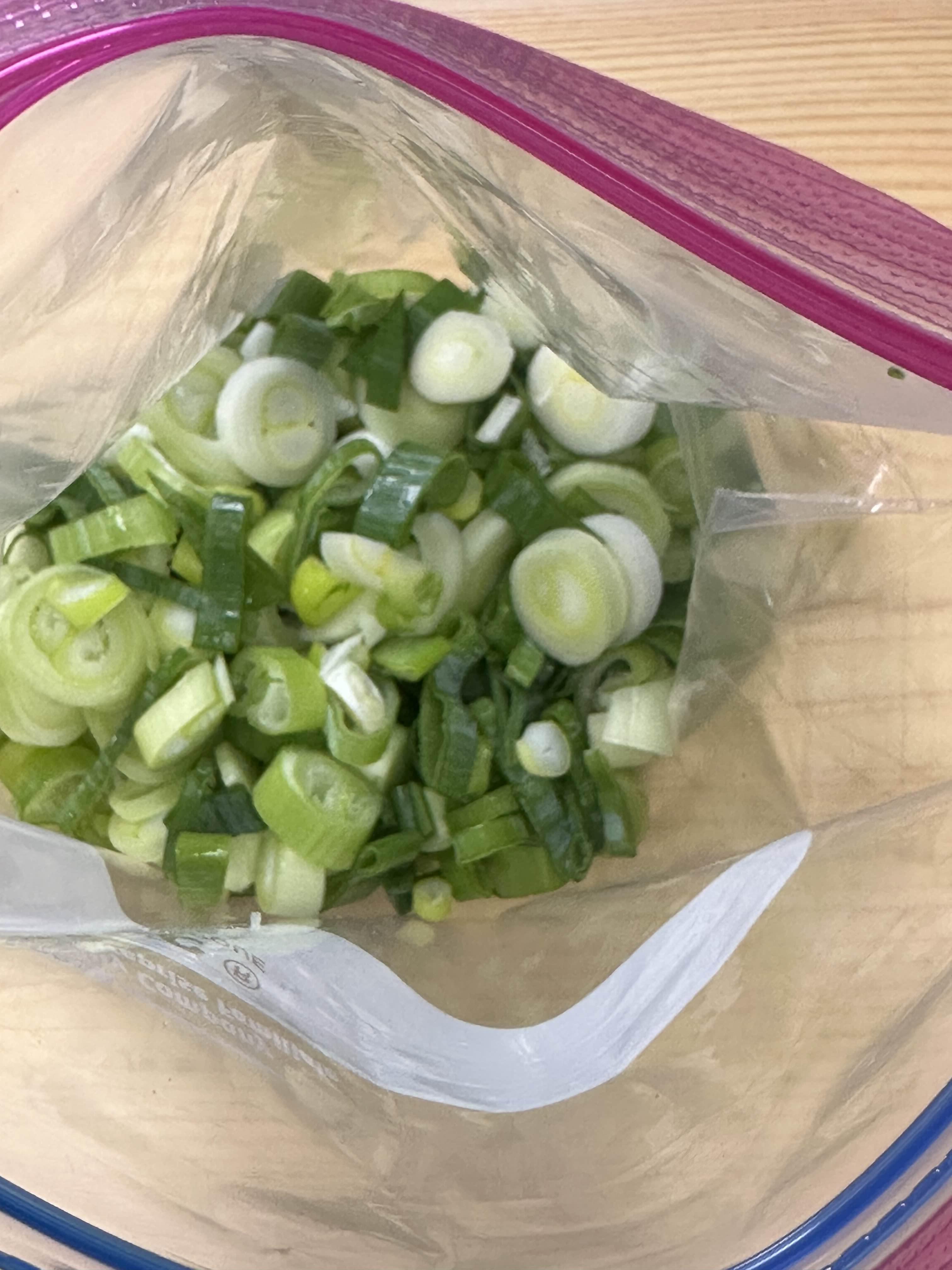 대파를 소분해서 지퍼백에 넣는 모습