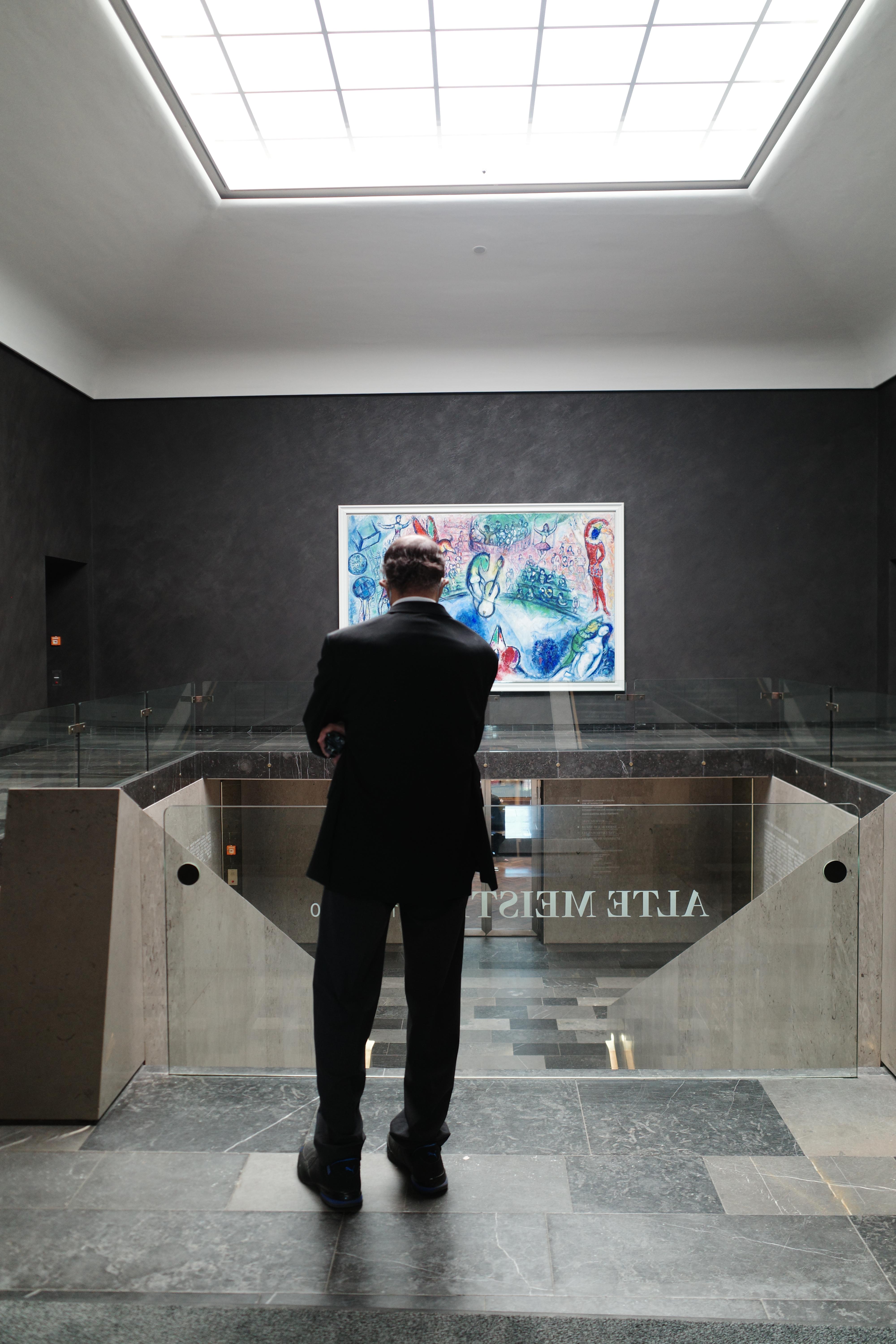 프랑크푸르트 St&auml;del Museum 슈테델 미술관 내부 계단 앞에 서 있는 남성분 뒷모습