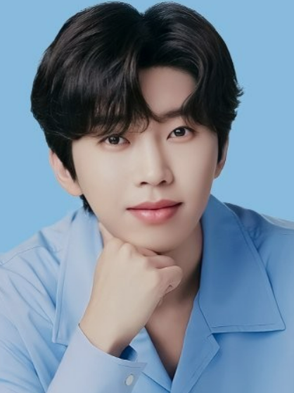 미소짓는 임영웅