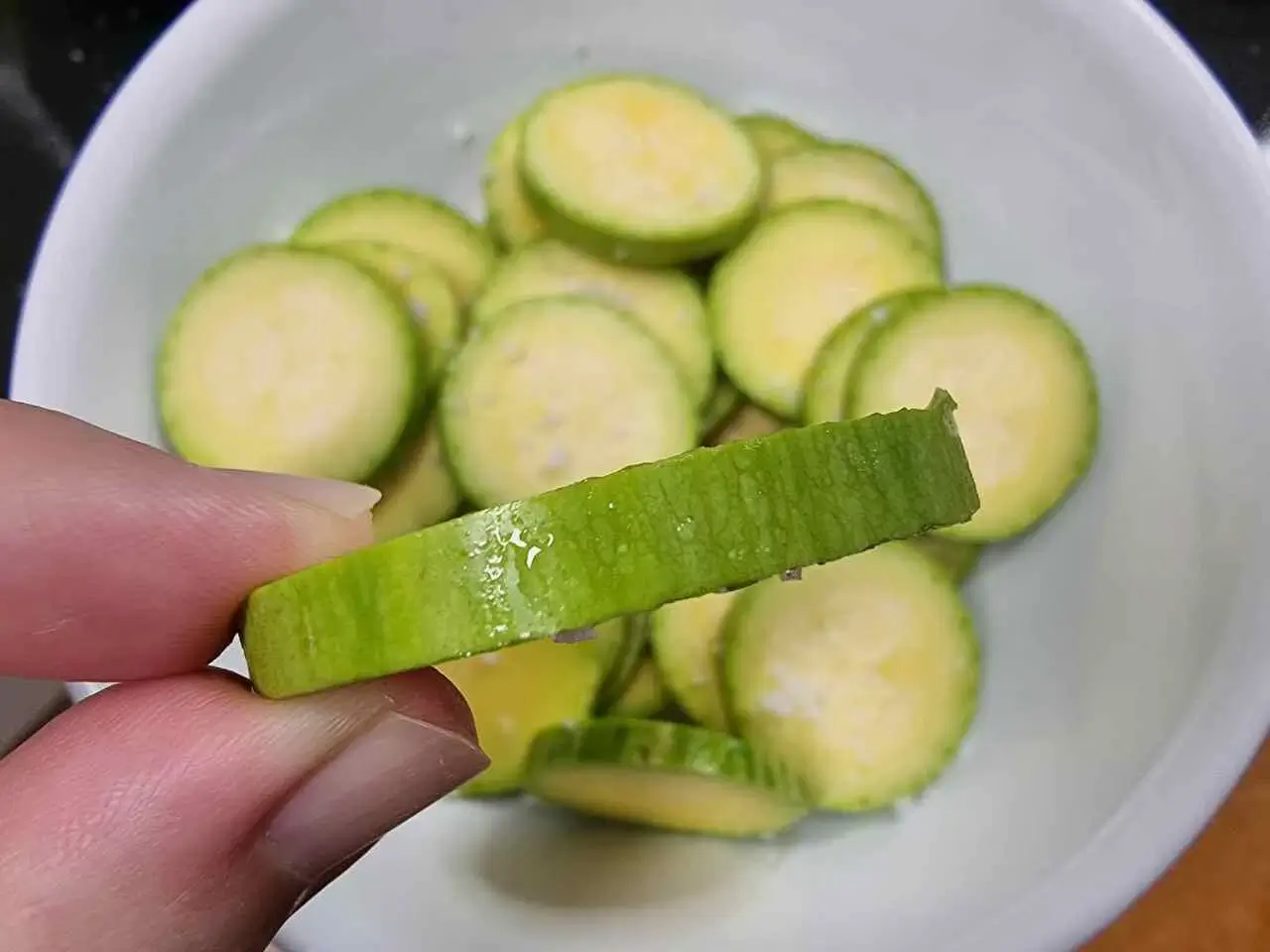 적당한 두께로 썰어줍니다