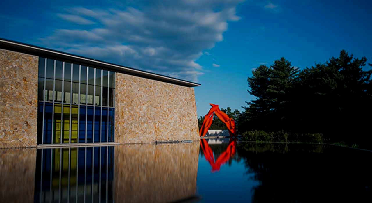 워터가든에 반사된 뮤지엄 산의 미니멀한 외관. [ⓒ네이버 플레이스 &lsquo;뮤지엄산&rsquo;]