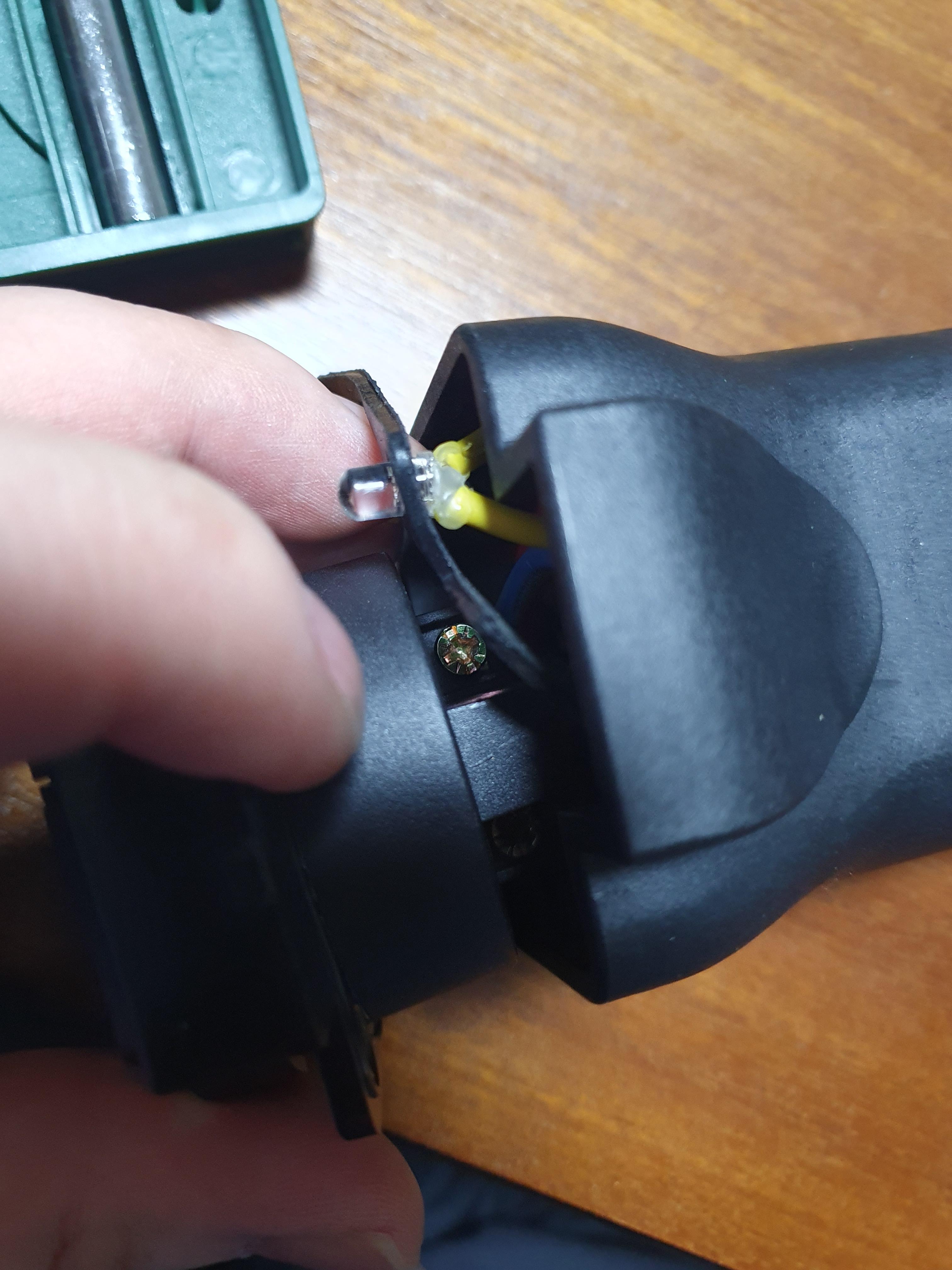 별볼트 3개 제거하면, 전선과 LED 램프가 보임