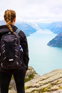 산-정상에서-구비구비-흐르는-강을-바라보는-등산객