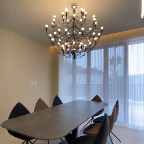 식탁이 커서 여러명이 같이 식사가 가능하다