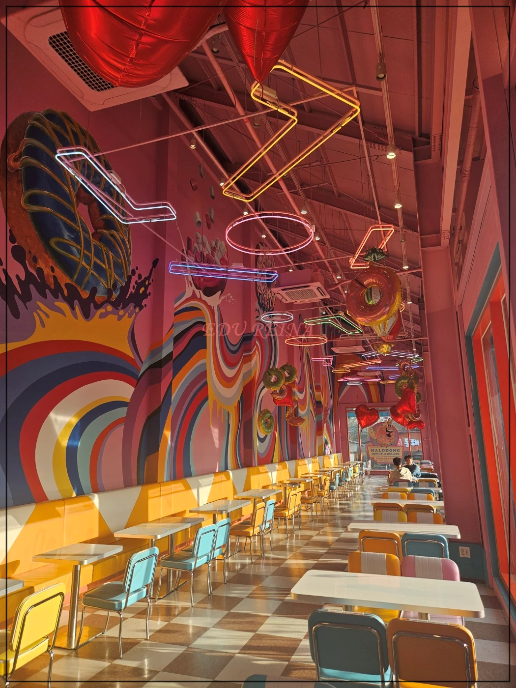 파주-말똥도넛-디저트-타운-2층-인테리어