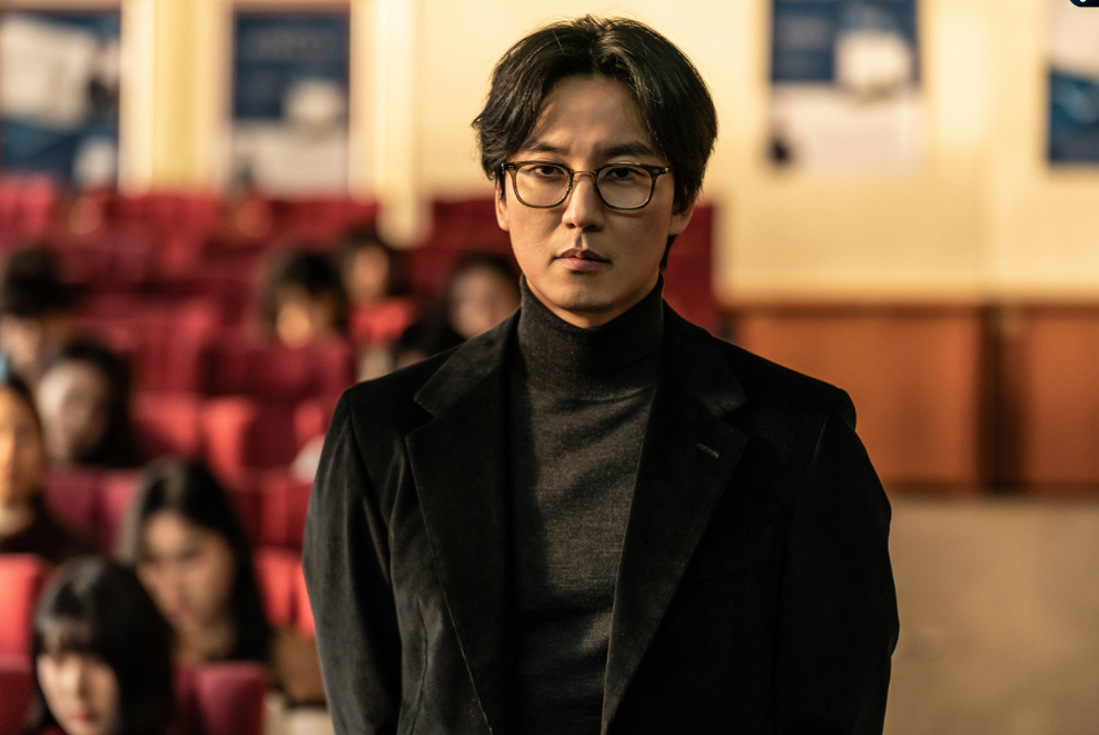 영화 브로큰 자신이 쓴 소설 '야행'에 대한 특강을 진행중인 호령