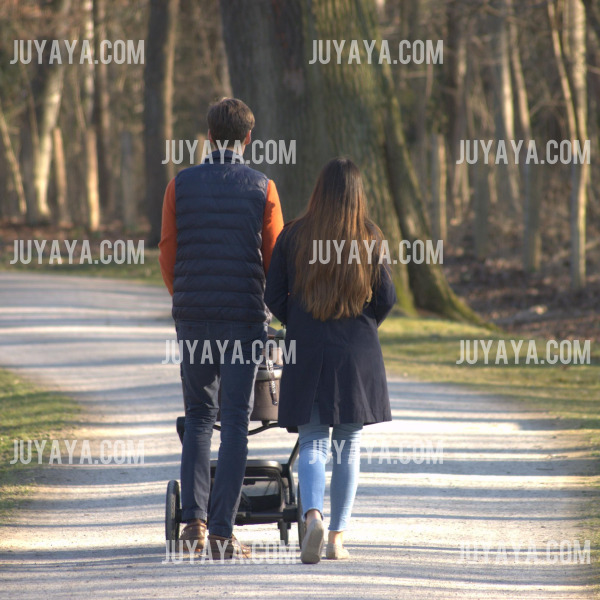 이미지 7: &quot;산책로를 따라 유모차를 끌고 걷는 부모의 뒷모습&quot;