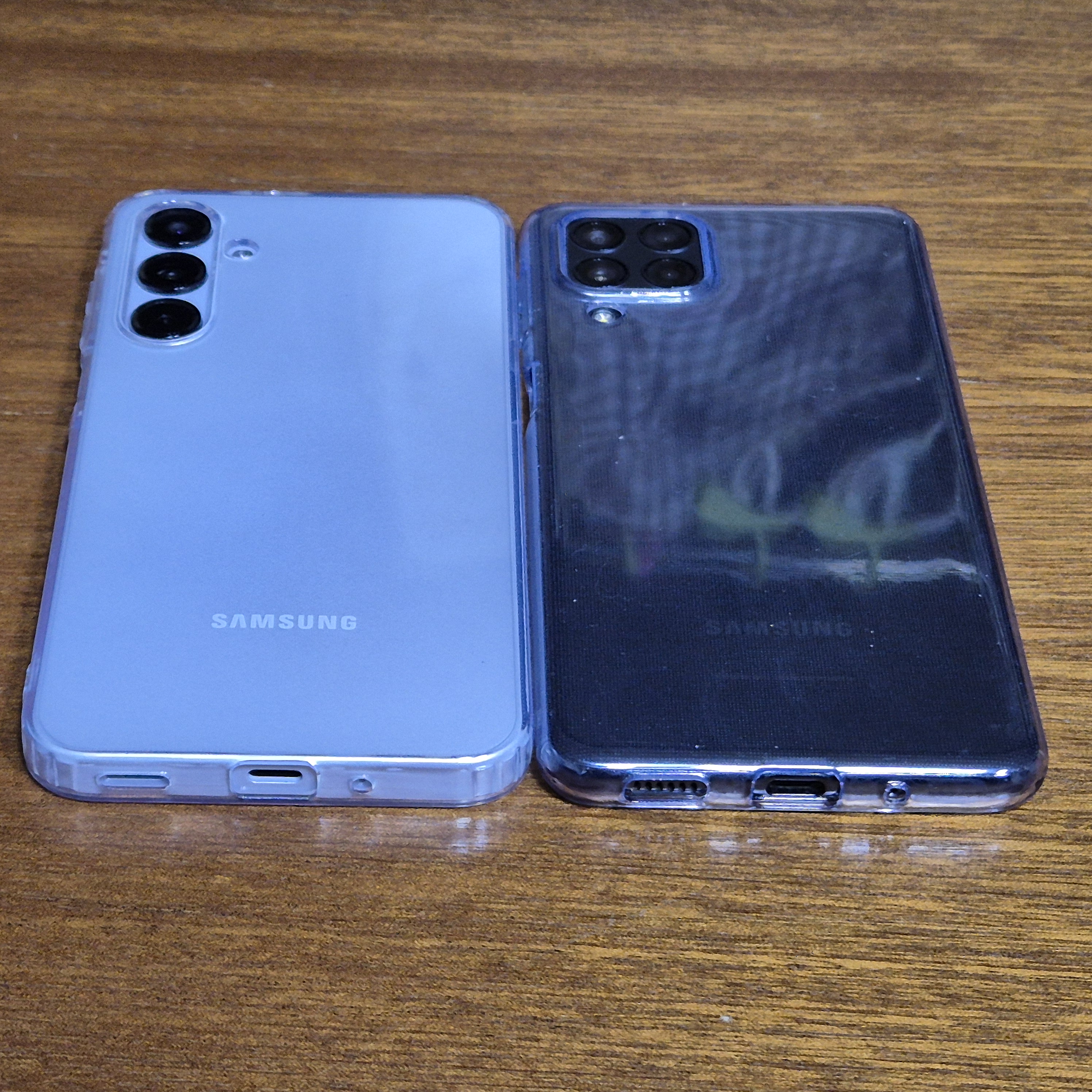 좌측 갤럭시 A16 우측 갤럭시 퀀텀3의 하단 포트 디자인