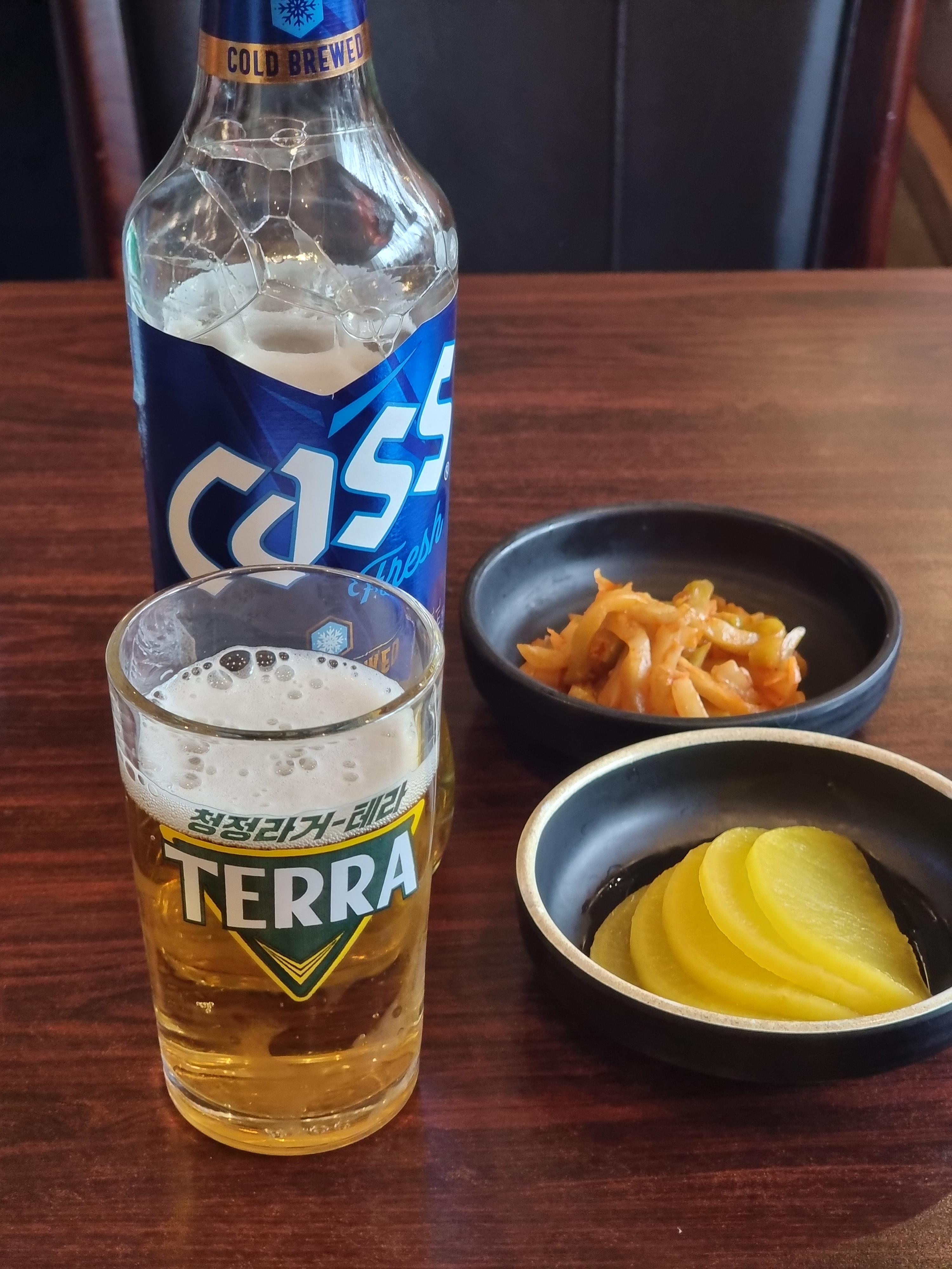 시원한 맥주 한잔으로 목을 먼저 축여봅니다.