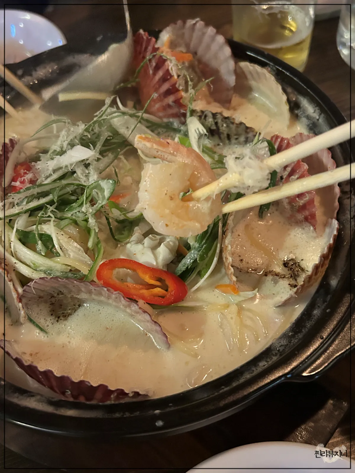 해물-크림-파스탕에-들어간-새우를-젓가락으로-집은-모습