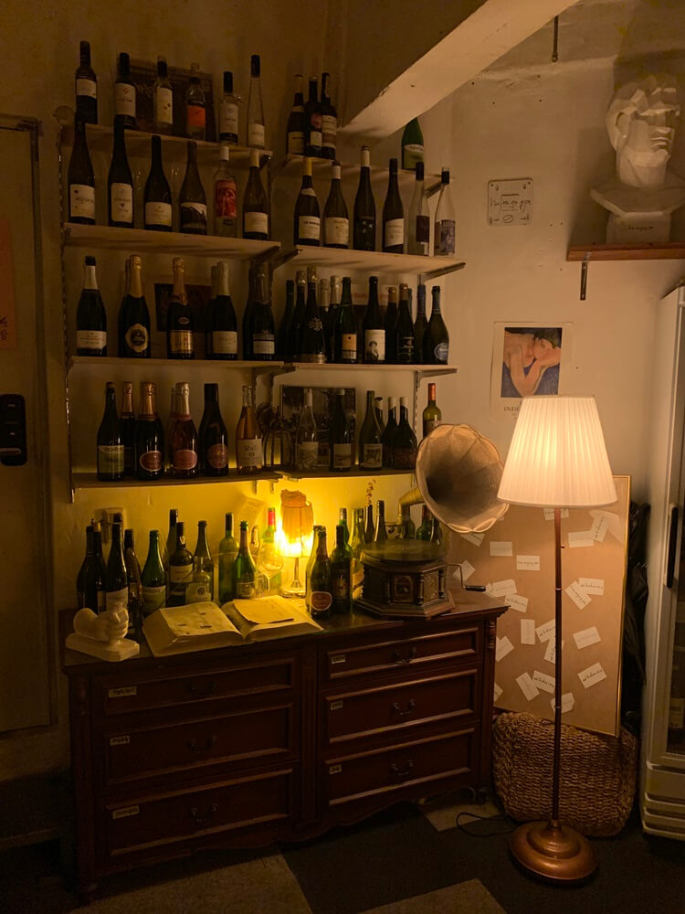 문 열면 보이는 와인들과 은은한 조명의 인테리어