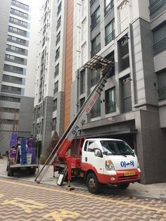 고층-아파트로-이사하며-사다리차를-불러-이사짐을-나르는-장면