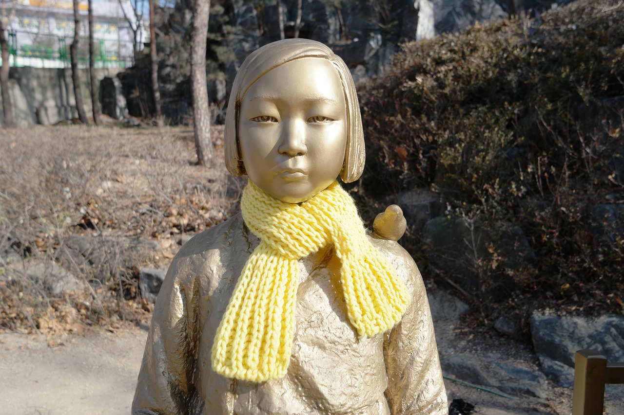 위안부소녀 동상에 목도리를 둘러 준 사진