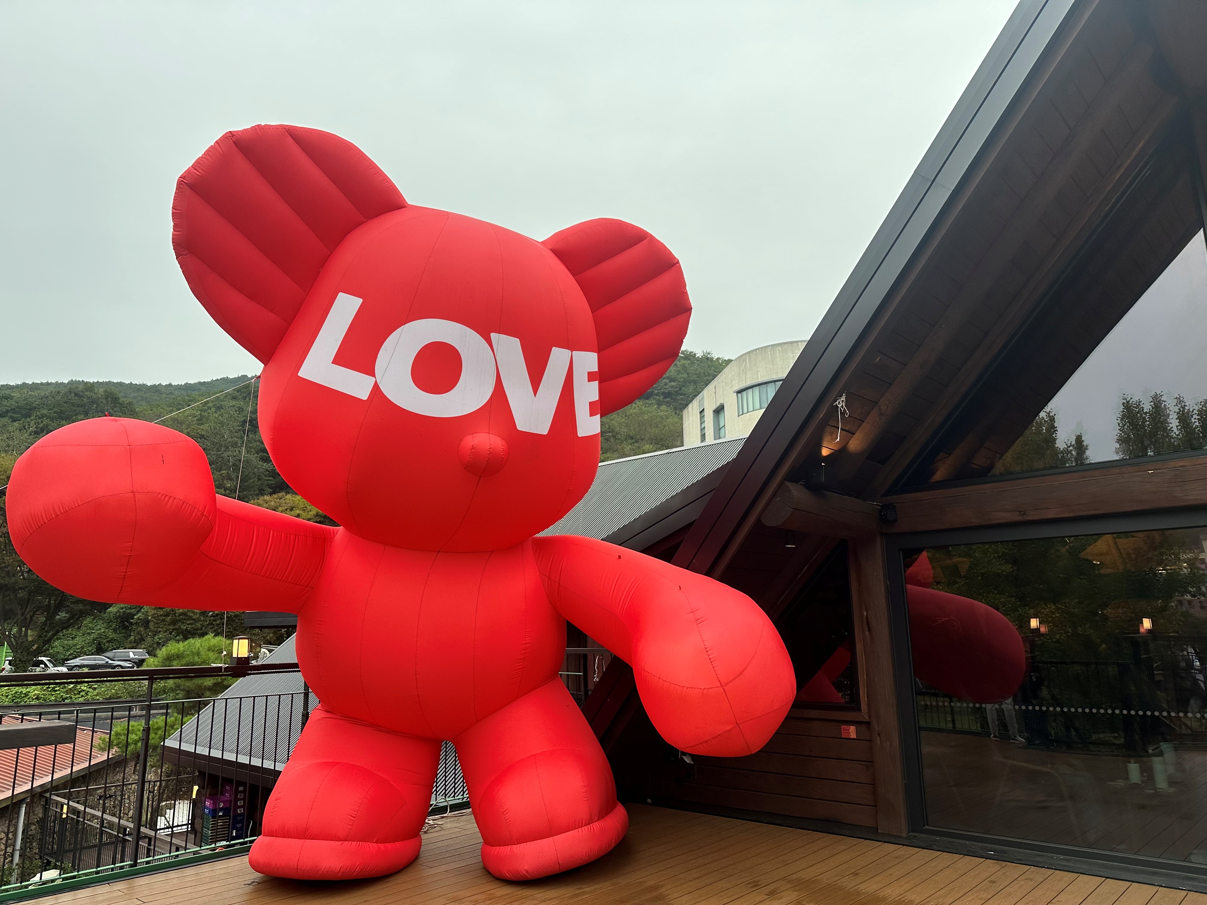 스타벅스-가나아트파크점-야외-옥상-대형-베어벌룬-포토존