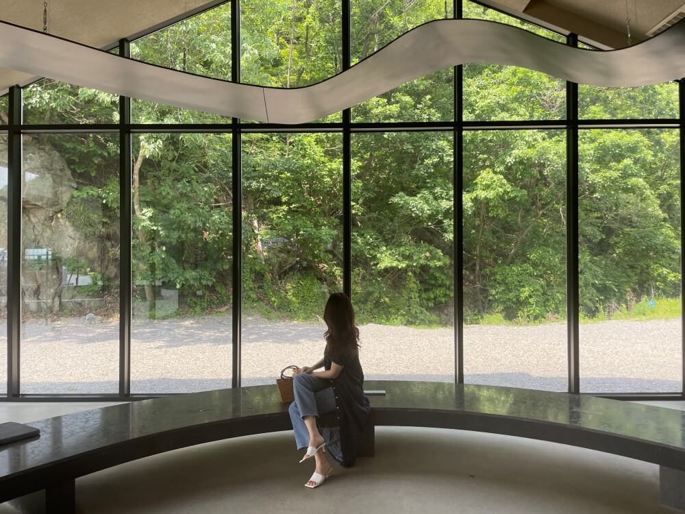 용인-카페-묵리459-포토존에서-기념촬영