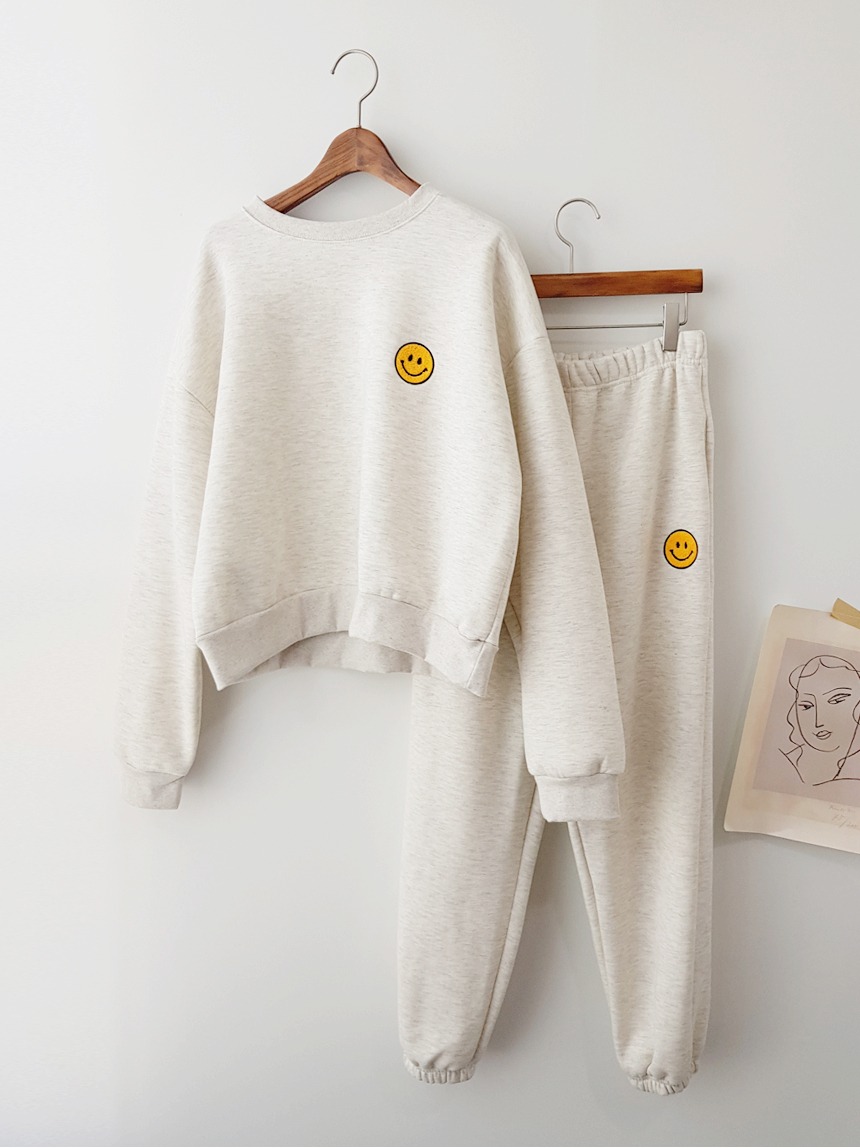 카인드 포근 기모안감 스마일 패치 맨투맨 티셔츠 밴딩 조거바지 상하 투피스 겨울 트레이닝복 세트