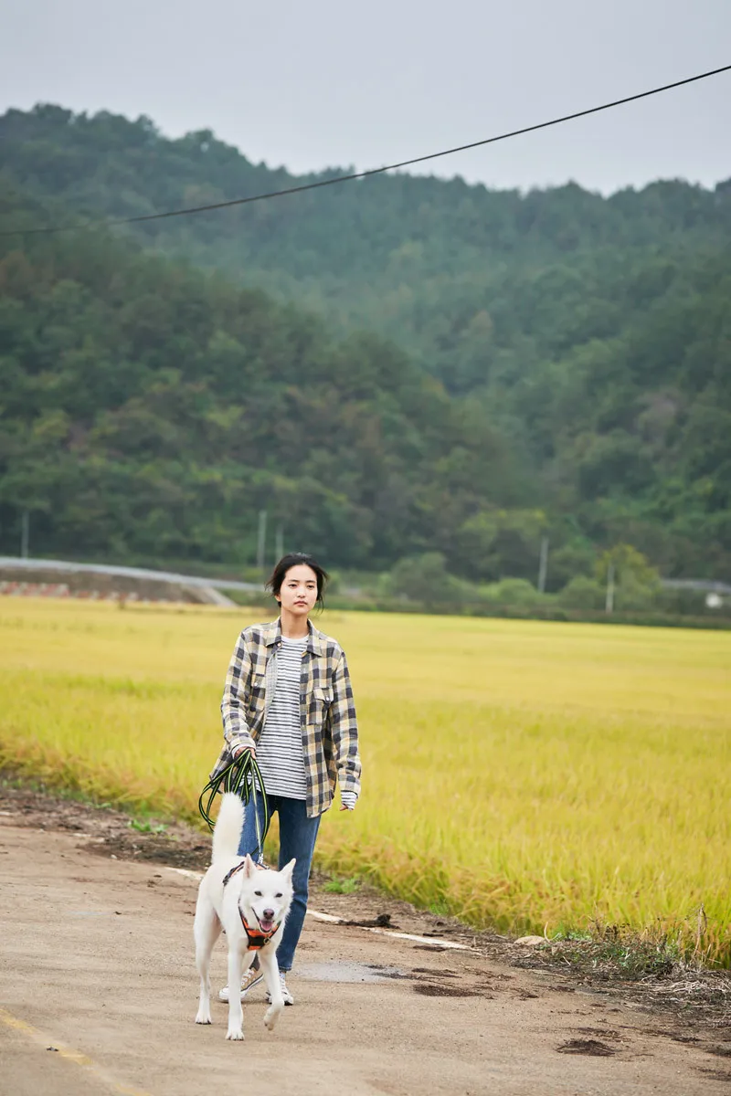 영화 리틀 포레스트 들판을 걷는 혜원