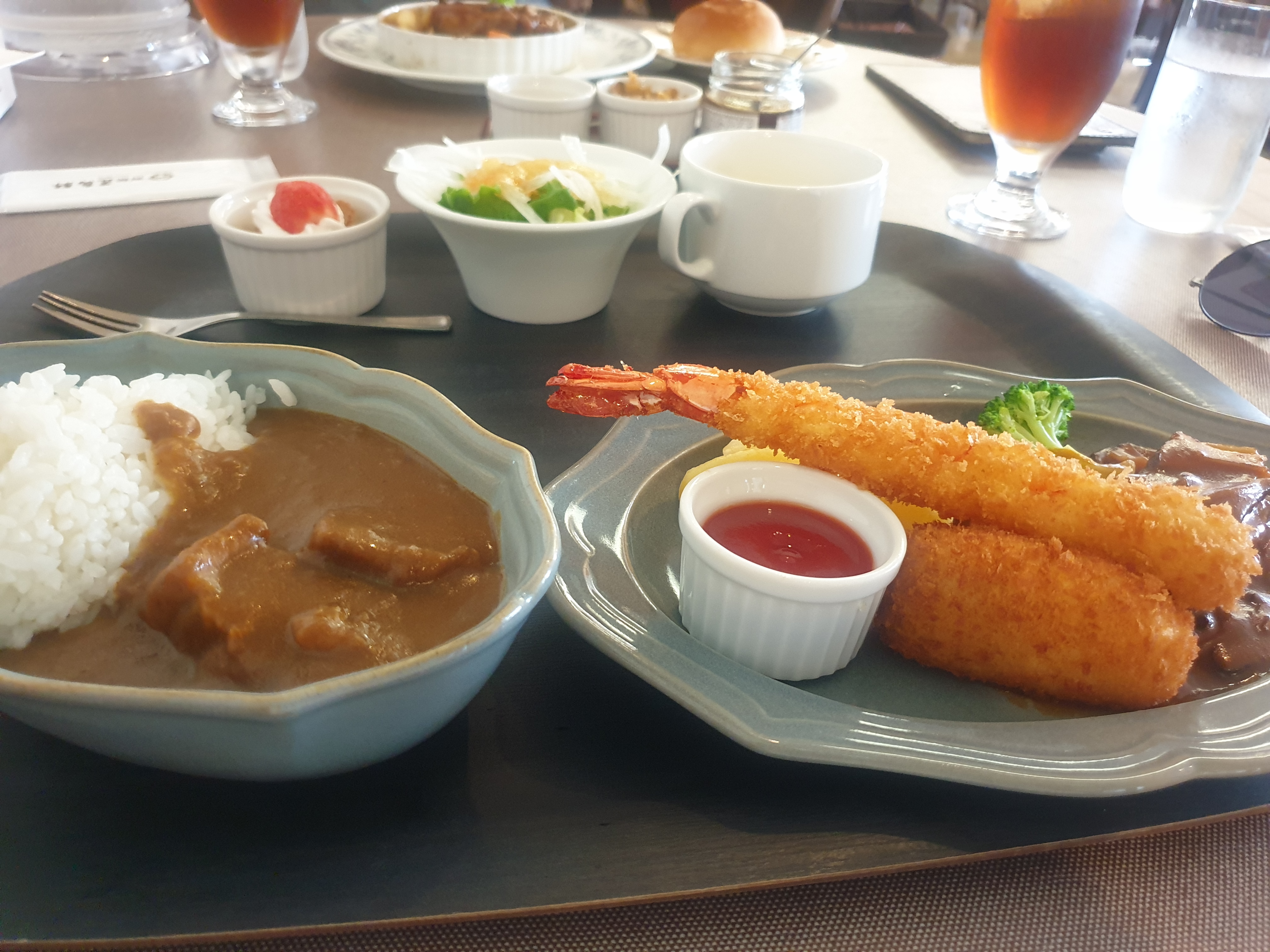 홋카이도 함박스테이크 정식과 새우튀김