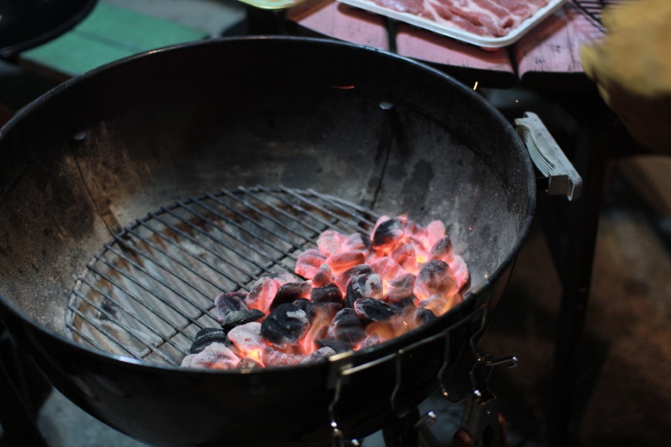 숯불 바비큐 그릴에 숯이 달궈진 상태