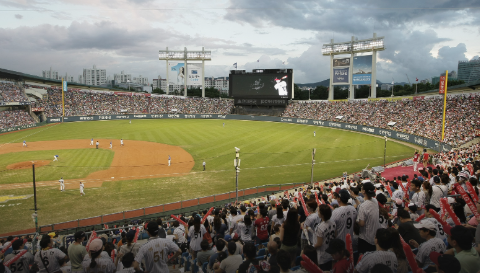 잠실야구장 엘지 트윈스 웅원 열기 [엘지 트윈스 홈페이지 제공]