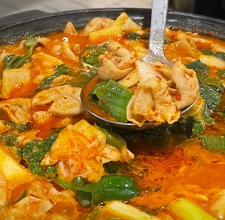 깔끔한-돼지곱창전골