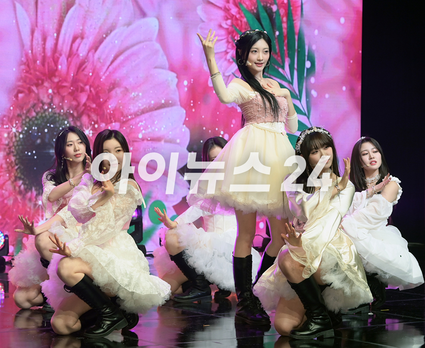 그룹 아일리원이 5일 서울 강남구 청담동 일지아트홀에서 열린 아일리원(ILY:1) 첫 번째 미니앨범 'A DREAM OF ILY:1(어 드림 오브 아일리원)' 쇼케이스에 참석해 타이틀곡 무대를 선보이고 있다. [사진=정소희 기자]