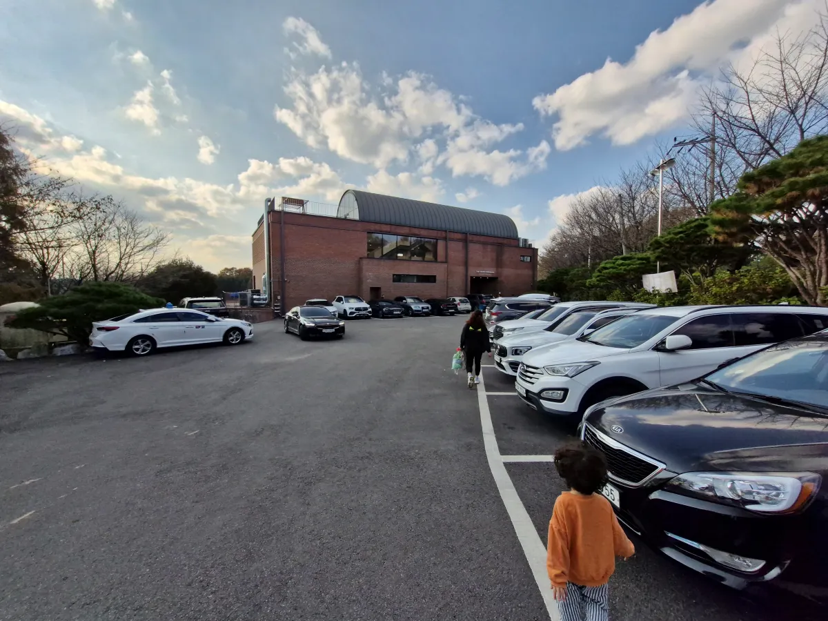 더반올가닉-건물-뒤-주차장