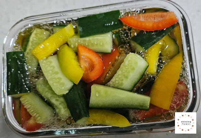 오이피클-야채담아둔 유리병에 단촛물 붓기