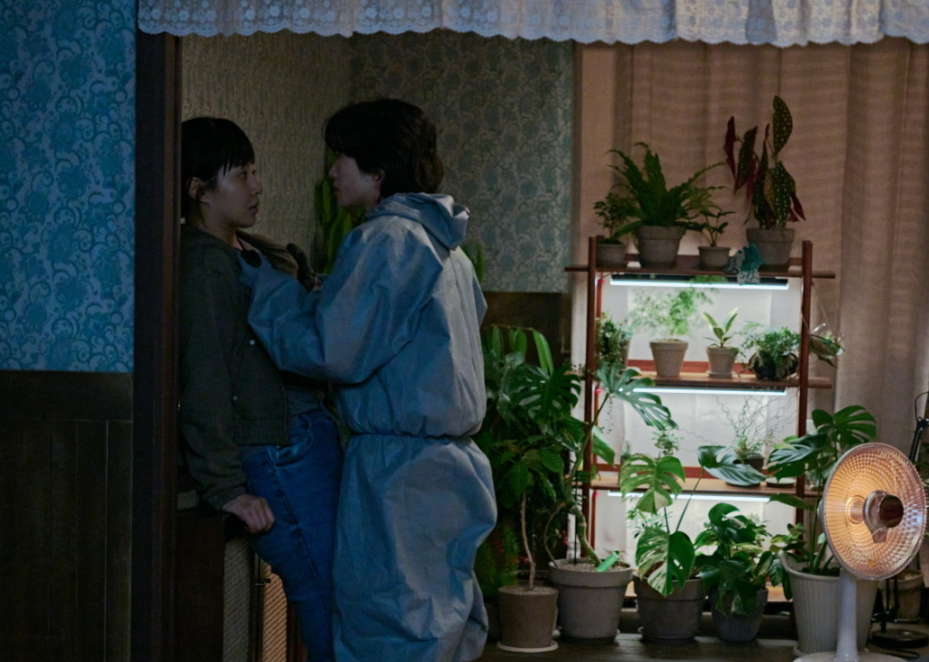 &copy;영화 침범. 의견이 맞지 않은 이설과, 유리의 장면