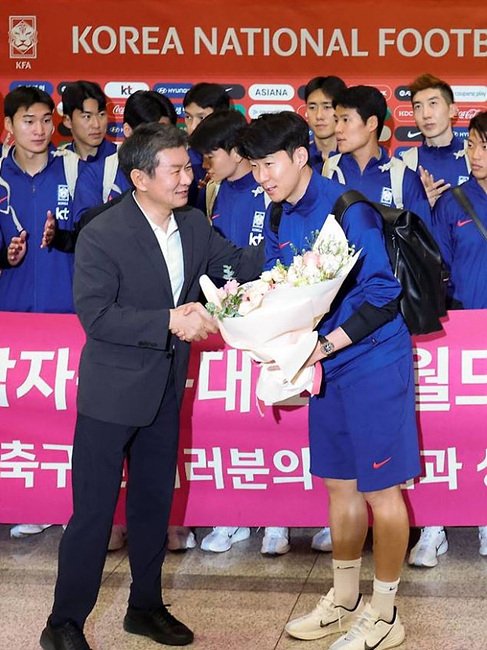 출처: 정몽규와 악수하는 손흥민 사진