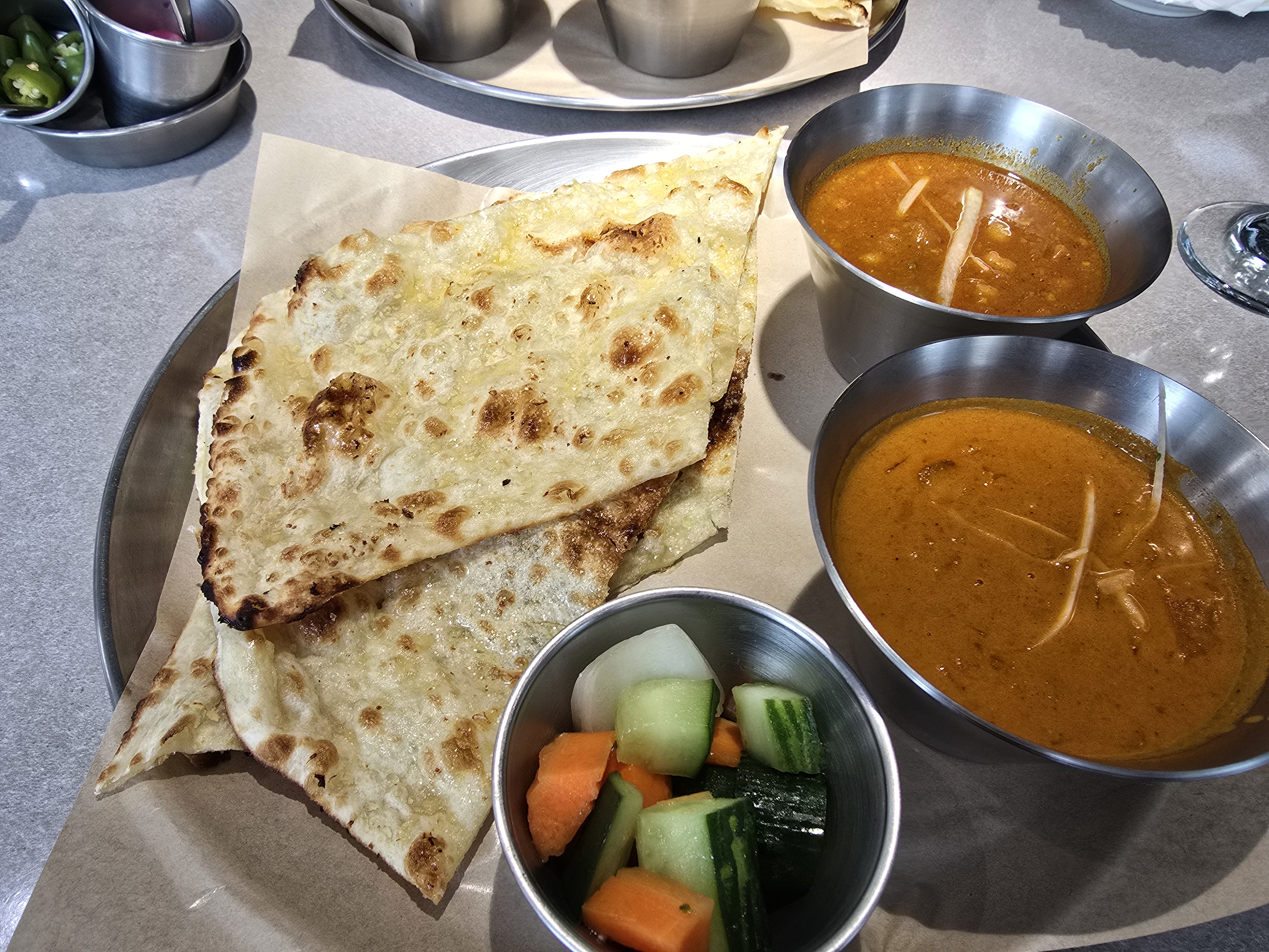 명동 인도음식점 타지에서 주문한 런치세트 A코스 14000원 2인분. 난과 카레 2종류씩