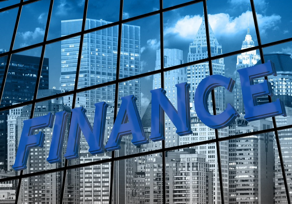 대형빌딩-외관-유리창에-파이낸스-간판이-붙어-있다.