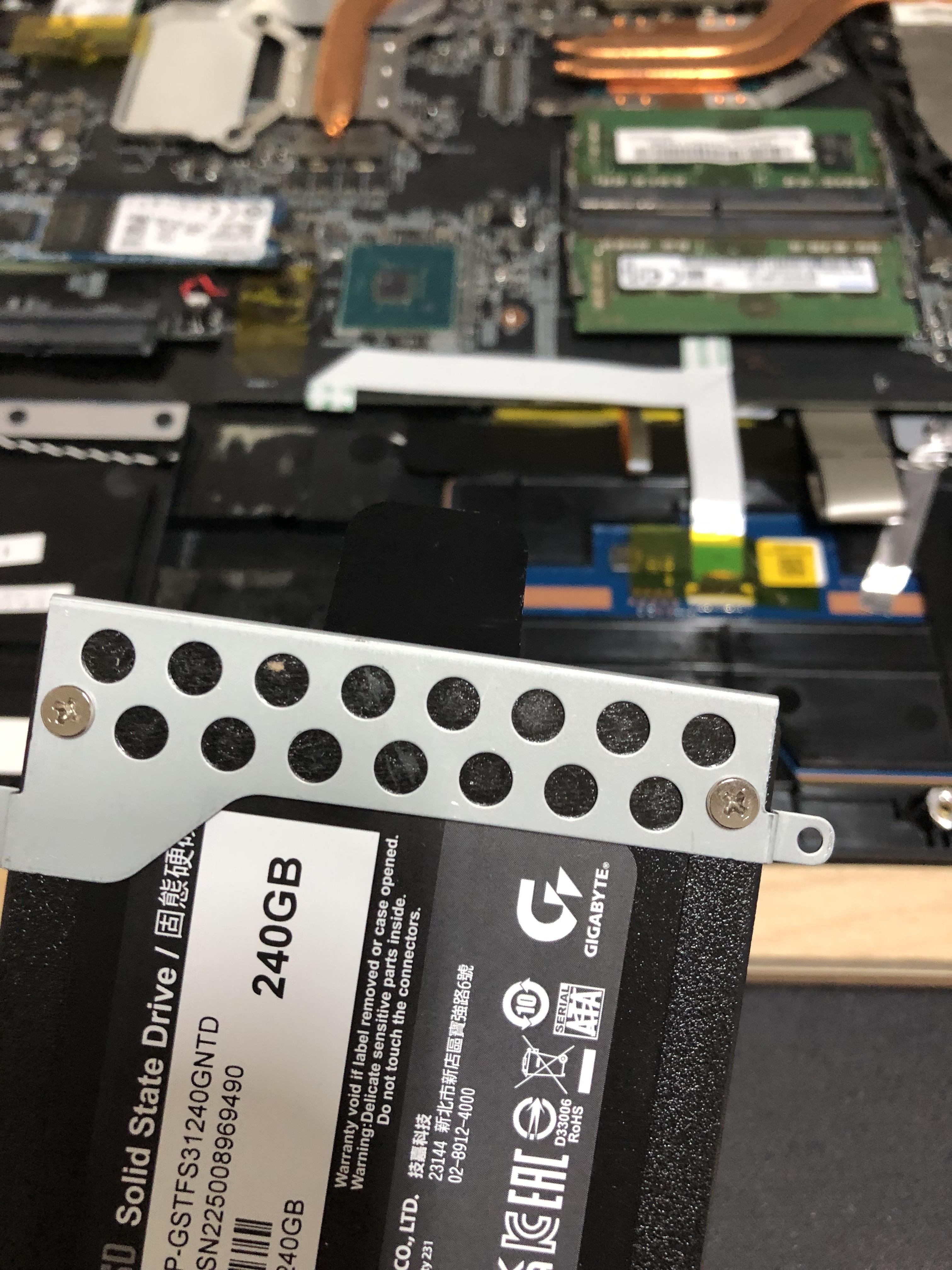 집에서 MSI 게이밍 노트북에 RAM과 SSD 추가하기