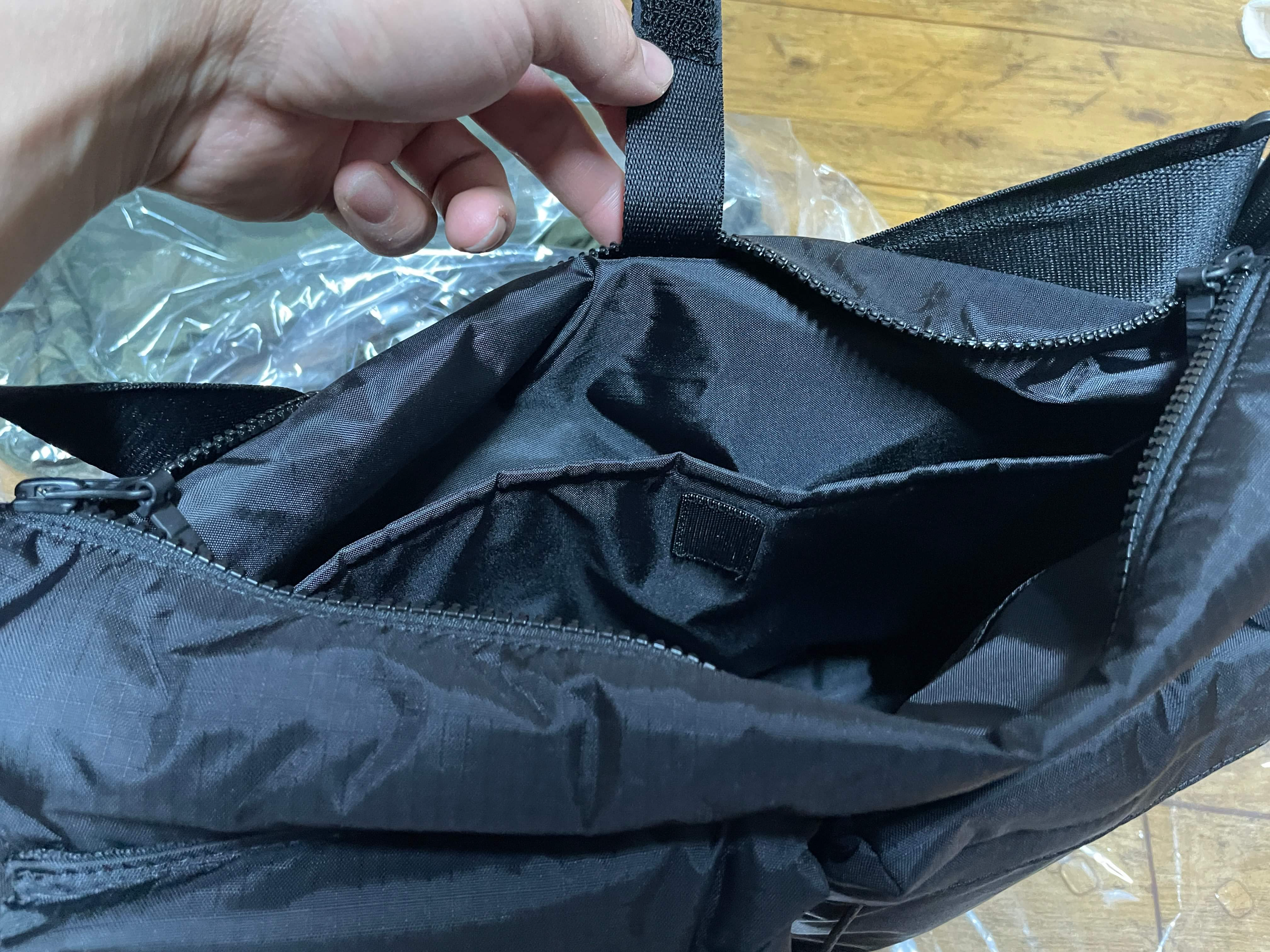 유니클로 멀티포켓 숄더백