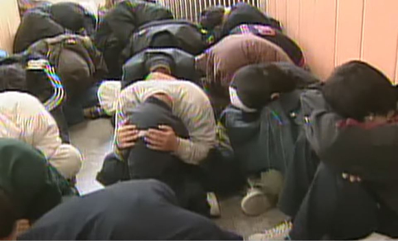 '밀양 여중생 집단 성폭행' 사건 가해자들의 신상을 폭로 중인 유튜버 나락보관소가 "해외 언론도 사건에 관심을 가지고 있다"고 전했다. 사진은 지난 2004년 경찰에 체포된 사건 가해자들. [사진=MBC 보도화면 캡처]