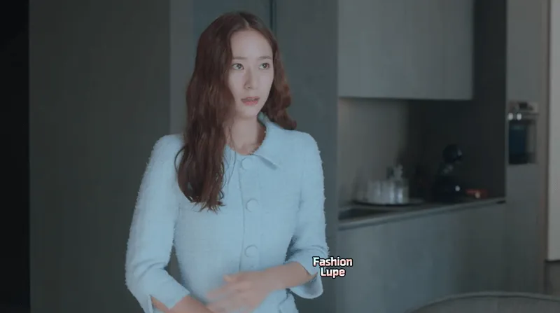 하늘색 원피스를 입고 있는 웨이브 머리 여자