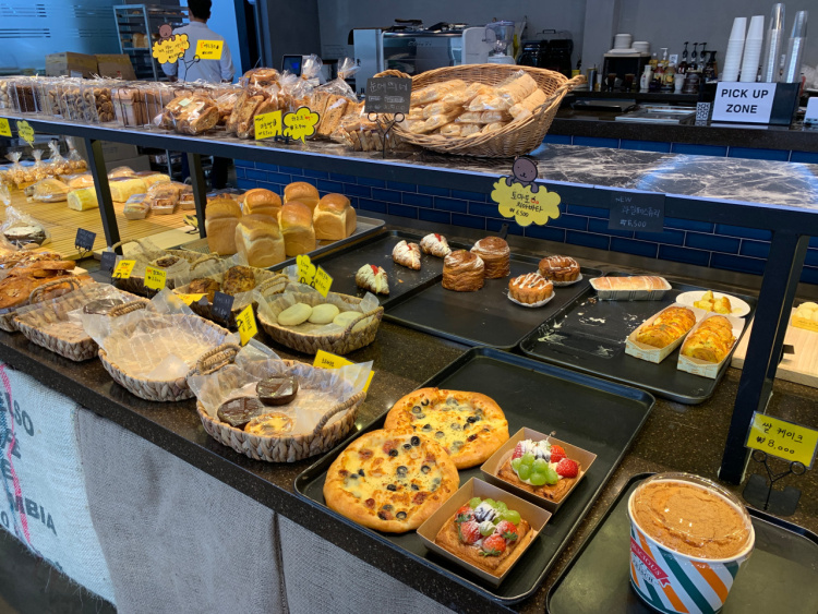 일산 식사동에서 맛보는 데힌민국 제과제빵 기능장 라떼 빵, 육쪽 마늘빵, 밤식빵, 소금빵, 마약식빵 베이커리 카페 맛집 추천 생방송투데이 리얼맛집 오늘방송 빵플레이스
