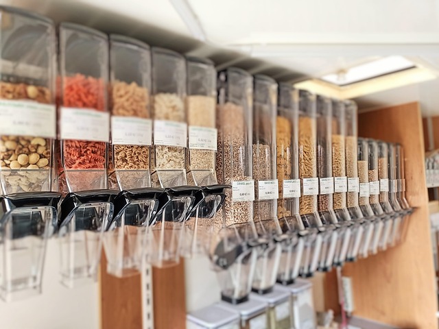 다양한 한약제가 통에 담겨 있는 사진