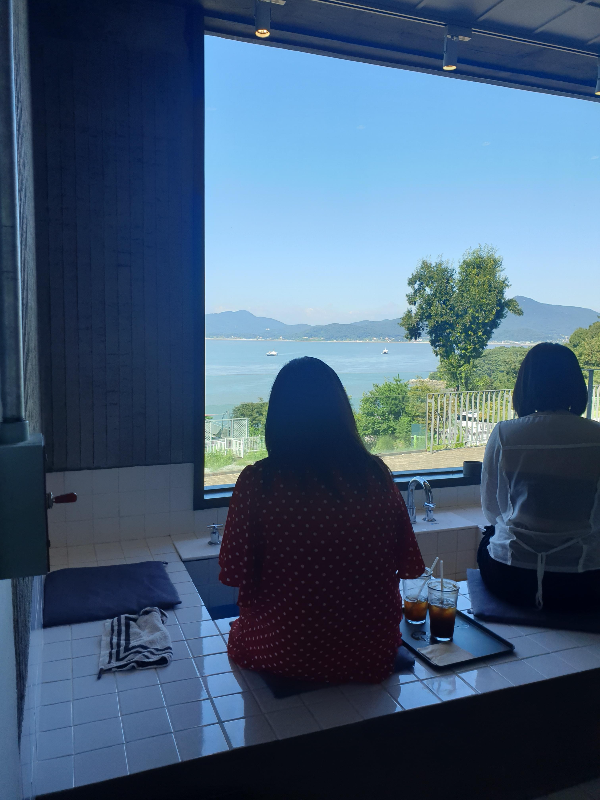 강화도 카페 트라몬토: 바다뷰 + 족욕 = 힐링 공식 완성_족욕 풍경