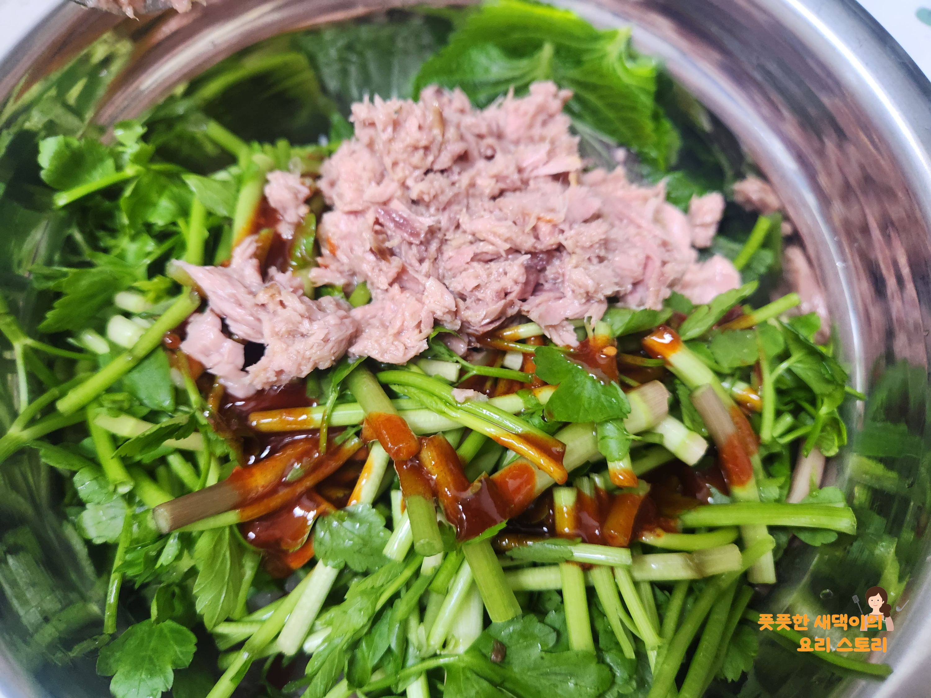 비빔밥 재료인 참치와 초고추장 넣기