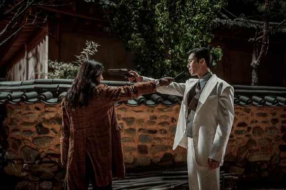 배우 한소희와 박서준이 넷플릭스 시리즈 '경성크리처'(연출 정동윤, 극본 강은경)에서 열연을 펼치고 있다. [사진=넷플릭스]