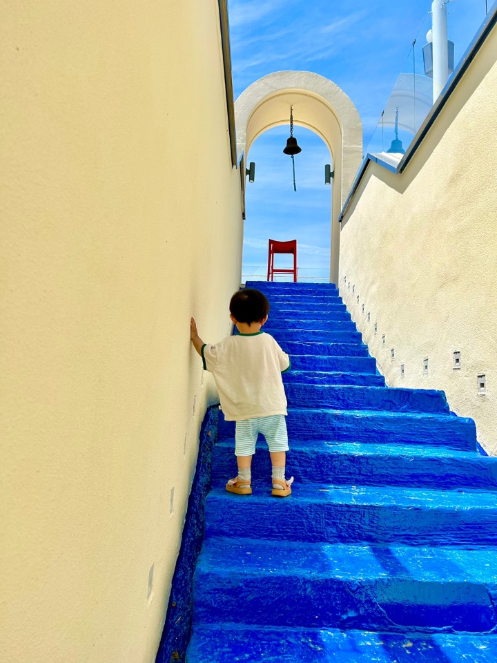 더 하루(수족관 카페) 카페 정원에 있는 구조물 계단에 둘째 아이가 올라가는 모습