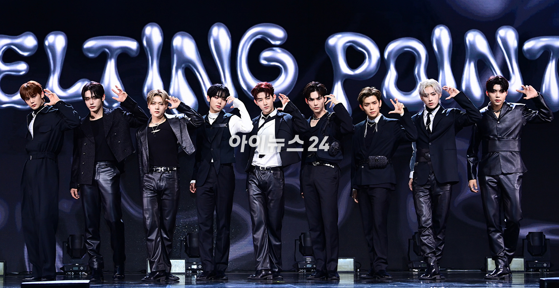 그룹 제로베이스원(ZEROBASEONE)이 5일 오후 서울 광진구 예스24라이브홀에서 열린 두 번째 미니앨범 '멜팅 포인트'(Melting Point) 발매 기념 쇼케이스에서 포토타임을 갖고 있다. [사진=정소희 기자]