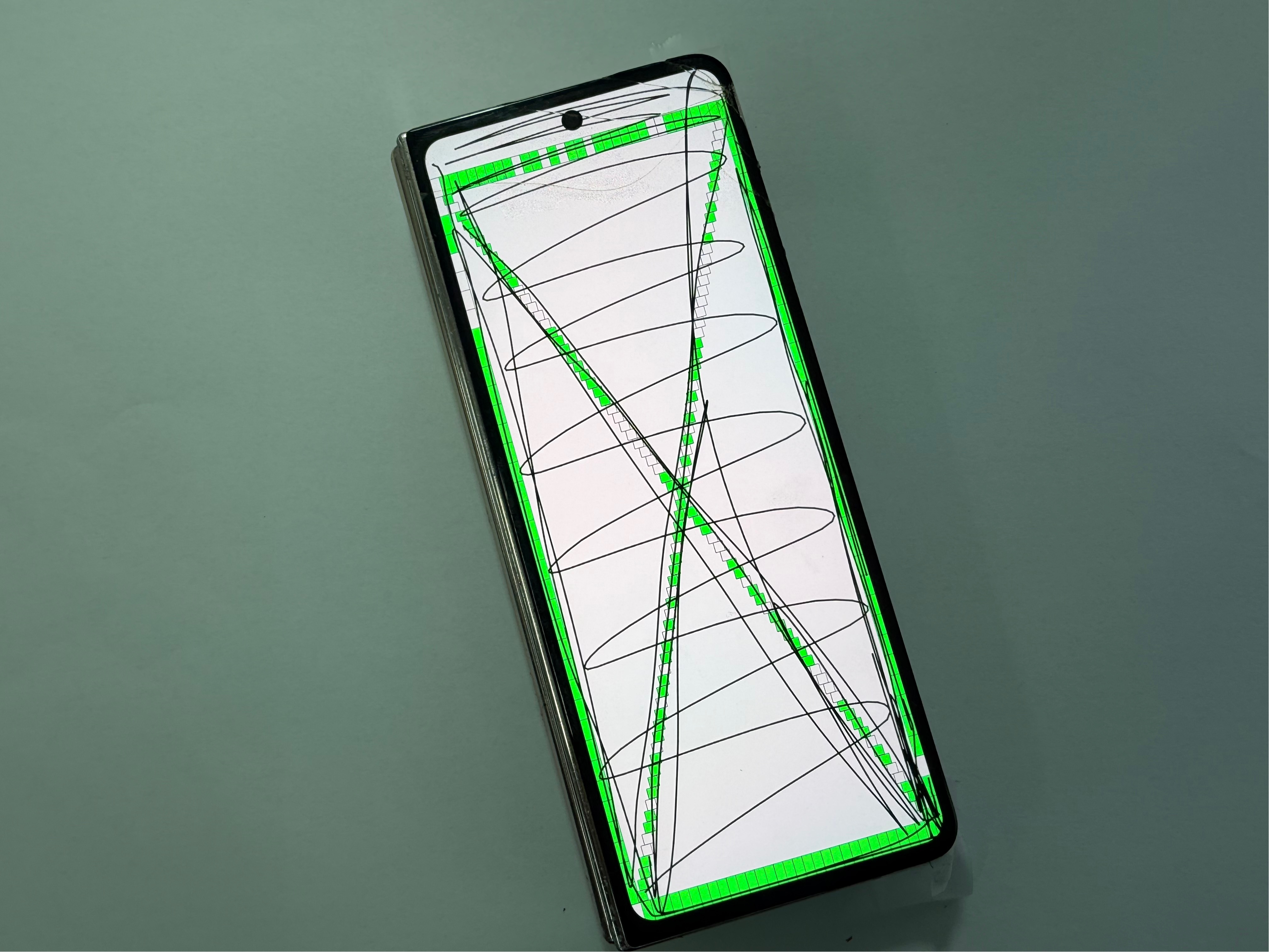 Z폴드4 수리 전 터치 및 화면 점검하는 이미지 사진