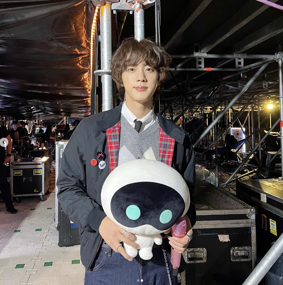방탄소년단 진이 우떠 인형을 안고 찍은 사진