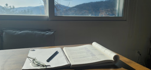 손해평가사 시험 공부 중인 책상 위 교재와 노트