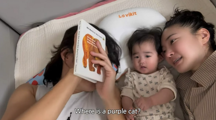 김윤지가 유튜브 채널을 통해 팬들과 소통하는 장면