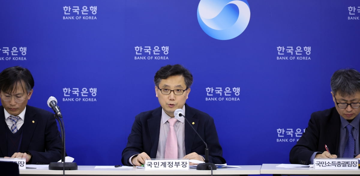 7일 한국은행에서 최정태 국민계정부장이 '2022년 4분기 및 연간 국민소득(잠정)'을 설명하고 있다.